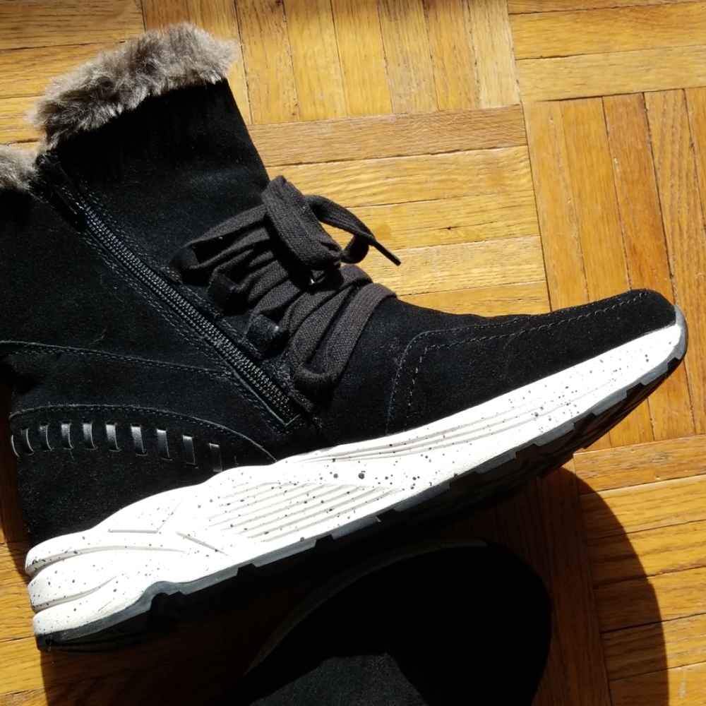 ❄ Earth Black Suede Faux Fur Roamer Boots - Picture 3 of 8